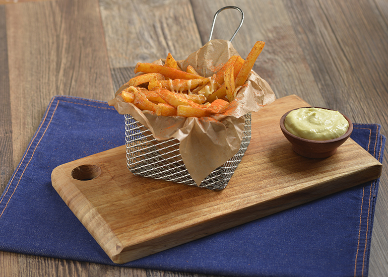 Batata frita com paprica e queijo