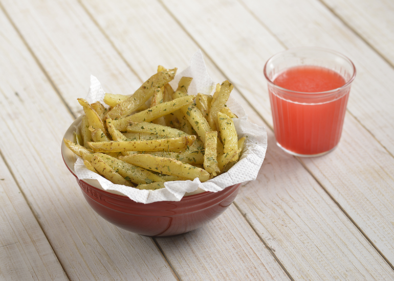 Batata frita com coentro e salsa