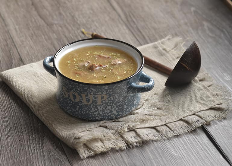 Sopa de Mandioca com Carne, Coentro, Cominho e Salsa