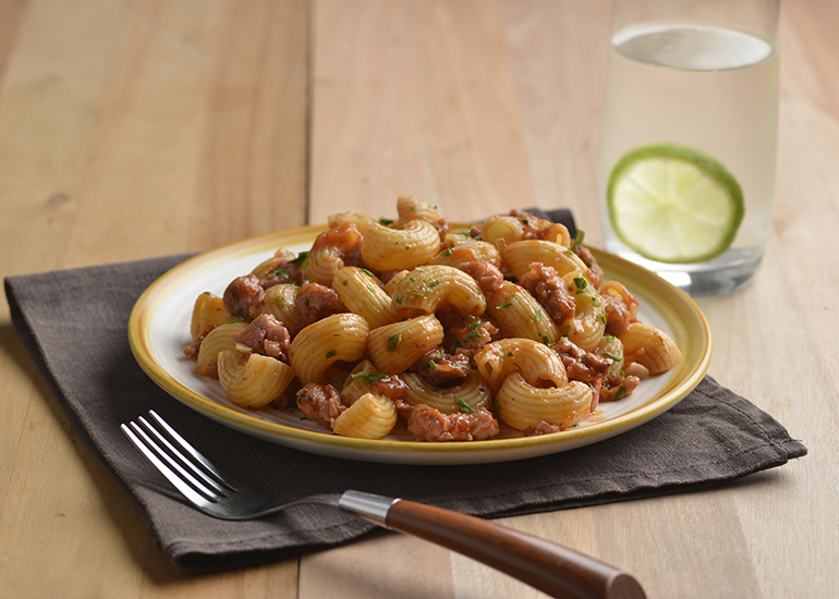 Massa caracol com molho de tomate linguica pimenta do reino e cebolinha