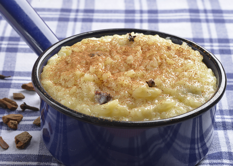 Arroz doce cremoso com canela e cravo