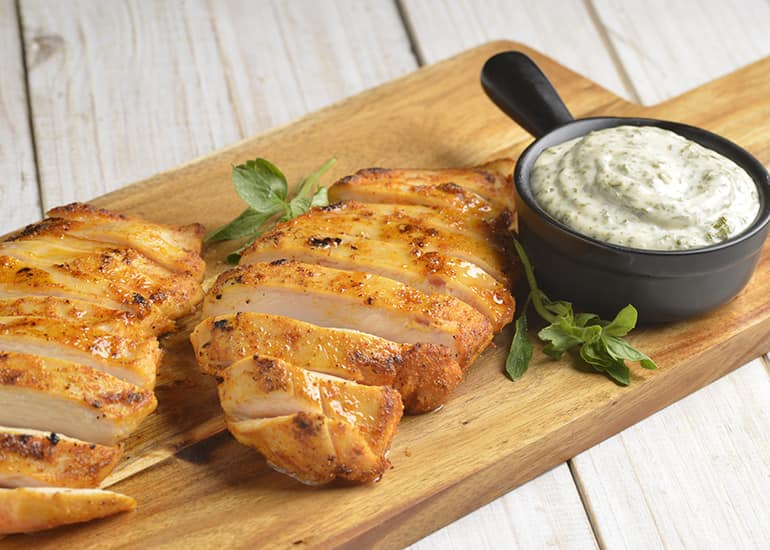 Filé de Frango com Páprica Doce e Pasta de Manjericão