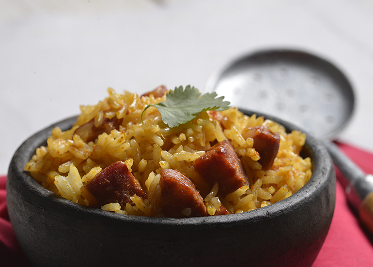 Arroz com calabresa coentro cominho e coloral