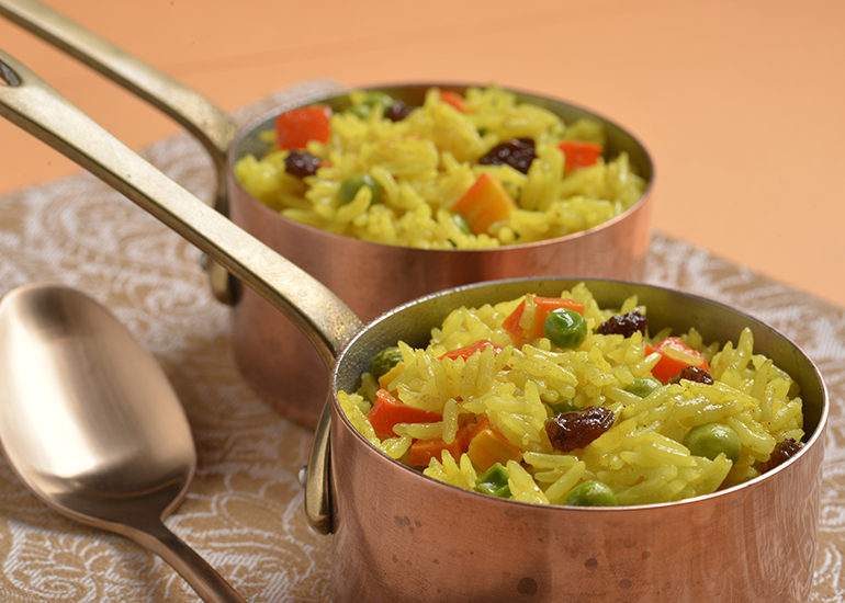 Arroz colorido com curry e vegetais