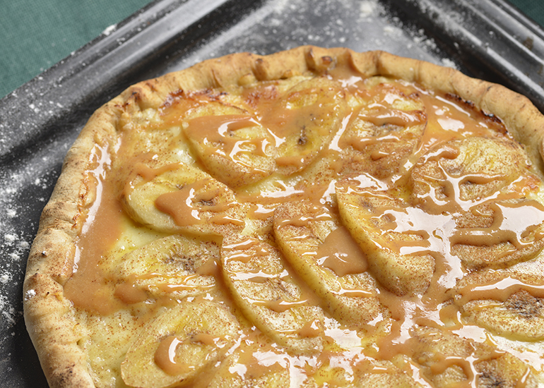 Pizza de banana com doce de leite e canela