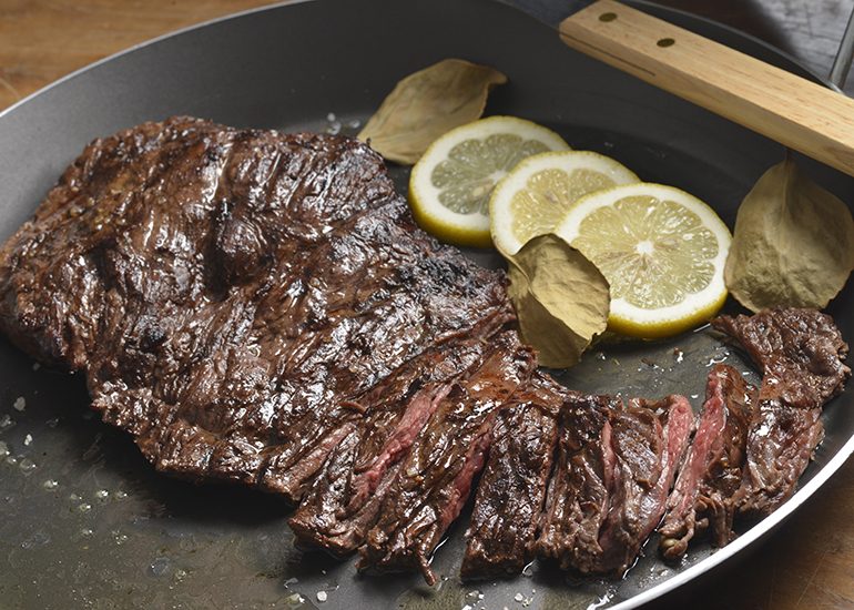 Featured image of post Foto De Carne Assada Na Churrasqueira / Vale lembrar que é necessário um certo conhecimento na hora de escolher a carne para ser assada corretamente.