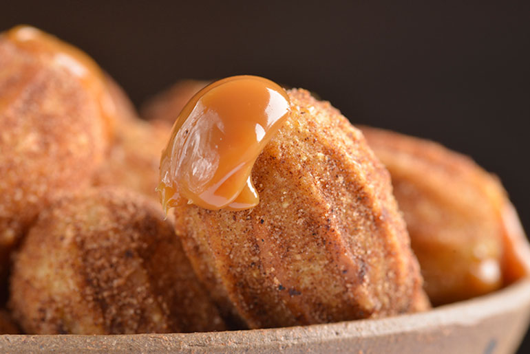 Mini Churros com Doce de Leite e Canela