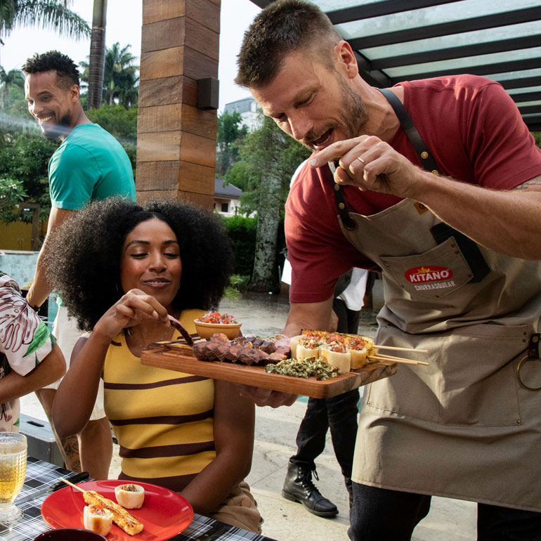 Rodrigo Hilbert servindo os convidados no churrasco feito com Kitano Churrasquear - Link to Instagram post