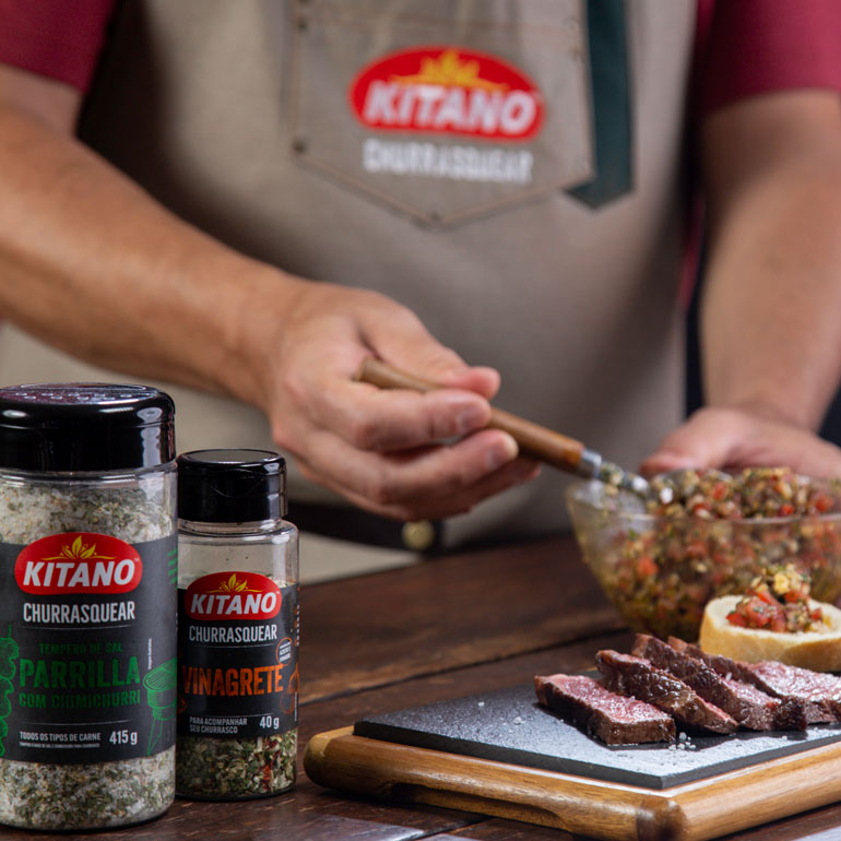 Vinagrete Kitano Churrasquear sendo servido em carne com Sal de Parrilla com Chimichurri Kitano Churrasquear - Link to Instagram post